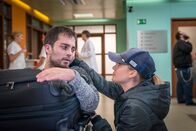 Notruf Hafenkante – Jenny (Cosima Lehninger, r.) hat sich ins EKH geschlichen um mit ihrem Freund Alex (Max Hegewald, l.) abzuhauen.