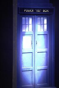 Doctor Who – Die Zeitmaschine TARDIS, die von außen aussieht wie eine englische Telefonzelle, ist im Inneren ein wahres Platzwunder. Doctor Who reist mit ihr durch Zeit und Raum, wo er aufregende Abenteuer erlebt ...