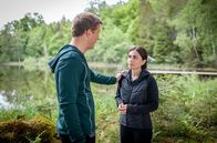 Sturm der Liebe – Lale (Yeliz Simsek, r.) und Vincent (Martin Walde, l.) stellen fest, dass sie ein gemeinsames Thema haben: Es ist schwer loszulassen.