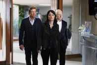 The Mentalist – Bei einem neuen Fall, stoßen Patrick (Simon Baker, l.) und Teresa (Robin Tunney, M.) auf Bret Stiles (Malcolm McDowell, r.), einen alten Bekannten von ihnen ...