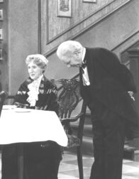 Dinner for One oder Der neunzigste Geburtstag – Freddie Frinton als James und May Warden als Miss Sophie.