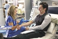 Scrubs - Die Anfänger – Lucy (Kerry Bishe, l.) hat Schwierigkeiten, ohne J.D.s (Zach Braff, r.) Hilfe eine Prüfung zu bestehen ...