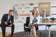 Die Rosenheim-Cops – Kommissar Sven Hansen (Igor Jeftic, l.) befragt Elsa Malkin (Erika Ceh, r.), die Frau des Opfers.