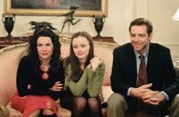 Gilmore Girls – Als Christopher (David Sutcliffe, r.) in Stars Hollow auftaucht, laden Loreleis (Lauren Graham, l.) Eltern alle zum Abendessen ein, doch der Abend eskaliert. Für Rory (Alexis Bledel, M.) kein Grund, nicht von einer Hochzeit ihrer Eltern zu träumen ...
