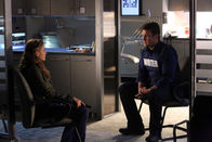 Castle – Hat Emma Briggs (Alicia Lagano, l.) ihren Freund wirklich nicht ermordet? Und warum will sie unbedingt, dass Richard Castle (Nathan Fillion, r.) ihre Unschuld beweist?