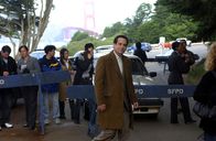 Monk – Monk (Tony Shalhoub) begutachtet einen Tatort ...