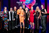 Wir sind Song Contest – v.li.: Zoë Straub, Thomas Forstner, Waterloo, Barbara Schöneberger, Lucas Fendrich, Elisabeth Engstler, Nina Proll, Simone, COSMÓ.