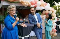 Die Heiland - Wir sind Anwalt – Romys Mutter Karin Heiland (Peggy Lukac, l.) versetzt mit ihrem bisher unbekannten Talent, nicht nur Rudi Illić (Aleksandar Jovanovic, 2.v.l..) in Erstaunen (mit Le-Thanh Ho, 2.v.r. und Komparsin).