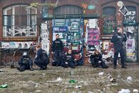 Am Ende der Worte – Erschöpfte Gruppe nach Demo.