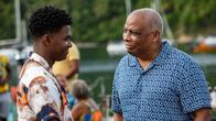 Death in Paradise – Um den Fall zu lösen, muss Marlon (Tahj Miles, l.) beweisen, dass er ein guter Polizist ist und mit der Vergangenheit abgeschlossen hat. Commissioner Patterson (Don Warrington, r.) vertraut darauf, dass Marlon das Zeug dazu hat.