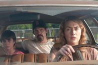 Labor Day – Mit dem Auftauchen des verschlossenen Anhalters Frank (Josh Brolin, M.) kommt endlich wieder etwas Glück in das Leben der depressiven Mutter Adele (Kate Winslet, r.). Doch bald offenbart der hilfsbereite Mann ihr und ihrem Sohn Henry (Gattlin Griffith, l.) etwas über seine Vergangenheit, das alles verändern könnte: Er ist ein entflohener Sträfling, der von der Polizei gesucht wird ...