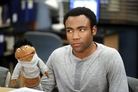 Community – Troy (Donald Glover) langweilt sich vom immer wieder kehrendem Alltag und sucht nach einem neuen Abenteuer ...