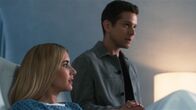 American Horror Story – Dexter Harding jr. (Matt Czuchry, l.); Anna Victoria Alcott (Emma Roberts, r.)