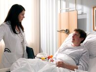 In aller Freundschaft – Fabian Althaus (Daniel Krauss) liegt mit einem gebrochenen Bein in der Sachsenklinik. Dr. Elena Eichhorn (Cheryl Shepard) hat seine Behandlung übernommen und versucht zwischen Kaminski und Fabian zu vermitteln, doch egal, was sie unternimmt, Kaminski will mit seinem Sohn nicht sprechen, geschweige denn ihm helfen.