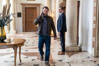 Die Chefin – Paul Böhmer (Jürgen Tonkel, l.) sucht Wolf Marquardt in den Geschäftsräumen seiner Frau auf. Der Sohn Johann Marquardt (Max Rothbart, r.) ist ebenfalls anwesend, während Böhmer ein wichtigen Anruf erhält.