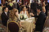 Ghost Whisperer - Stimmen aus dem Jenseits – Auf einem Kreuzfahrtschiff lernen Melinda (Jennifer Love Hewitt, 2.v.r.) und Jim Clancy (David Conrad, r.) das frisch verheiratete Pärchen Rich (Seamus Dever, l.) und Julia (Hillary Tuck, 2.v.l.) kennen.