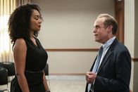 All Rise - Die Richterin – Lola Carmichael (Simone MIssick, l.); Albert Campbell (Peter MacNicol, r.)