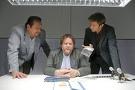 Die Rosenheim-Cops – Die Kommissare Hansen (Igor Jeftic, r.) und Prantl (Andreas Giebel, l.) nehmen den Verdächtigen Holger Schubert (Andreas Vitus Geiss, m.) in die Zange.