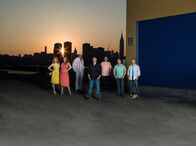 Storage Wars: New York – (v.l.n.r.) Candy Olsen; Courtney Wagner; Steve Valenti; Mike Braiotta; Joe Pauletich; Chris Morelli; Tad Eaton