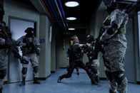 MacGyver – Als der inhaftierte Auftragskiller Murdoc es schafft, jemanden bei der Phoenix Foundation einzuschleusen, um MacGyver und das gesamte Team zu töten, müssen Jack (George Eads, M.) und Co. mit harten Bandagen kämpfen ...