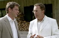 Die Rosenheim-Cops – Durch den Mord an seinem Bruder wird Karl Herburger (Robert Giggenbach, r.) Erbe eines beträchtlichen Vermögens, aber dennoch hat er auch ohne Alibi gegenüber Rosenheim-Cop Christian Lind (Tom Mikulla) nicht das Gefühl, sich verteidigen zu müssen.