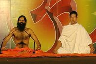 Yoga - Der Atem Indiens – Swami Ramdev (li.) führt Yogaübungen vor, Raipur/Indien.