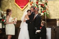 Desperate Housewives – v.l.), Mike (James Denton, M.), M.J. (Mason Vale Cotton, r.) und Julie (Andrea Bowen, l.) ..