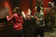 The Middle – Motiviert von den spitzen Bemerkungen ihrer Nachbarn, wollen Sue (Eden Sher, l.), Axl (Charlie McDermott, r.) und der Rest der Heck-Familie das "Escape Room"-Spiel unbedingt besser absolvieren, als die Donahues ...