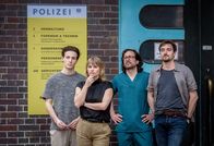 SOKO Linz – Das SOKO-Team um Aleks Malenov (Damyan Andreev, l.), Nele Oldendorf (Anna Hausburg, 2.v.l.), Dr. Richard Vitek (Alexander Pschill, 2.v.r.) und Ben Halberg (Daniel Gawlowski, r.) arbeiten an der Aufdeckung, im Fall der ermordeten Lea Hoffmann.