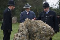 Father Brown – Inspector Sullivan (Tom Chambers, M.) und Walt (Mark Benton, r.) entdecken einen Hinkelstein. Auf dem Stein befinden sich Spuren von Ginnies Blut. (Anderer Darsteller im Bild unbekannt).