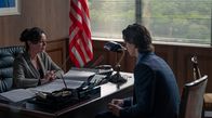 Tokyo Vice – Der Reporter Jake (Ansel Elgort) sucht die FBI-Mitarbeiterin Lynn Oberfield (Geraldine Hughes) auf.