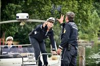 WaPo Bodensee – Das Polizeiboot legt an: Nele Fehrenbach (Floriane Daniel, M.) und ihre Kollegen Andreas Rambach (Ole Puppe, r.) und Pirmin Spitznagel (Simon Werdelis, l.) auf dem Weg zum Tatort.