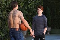The Mick – Auch Chip (Thomas Barbusca, r.) genießt die Fürsorge des jungen Pfarrers (Miles Fisher, l.) ...