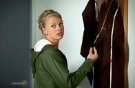Akte Ex – ARD/HEITER BIS TÖDLICH - AKTE EX, neue Krimiserie (8 Folgen), Folge 3 "Der fröhliche Mönch"50 Uhr im Ersten. Auch Kristina Katzer (Isabell Gerschke) ermittelt im Kloster und durchsucht eine Mönchskutte.