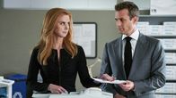 Suits – Auch in der neu fusionierten Kanzlei setzen Harvey (Gabriel Macht) und Donna (Sarah Rafferty) ihre gute Zusammenarbeit fort. Tatsächlich entstehen nach diesen vielen Jahren der vertrauten Kooperation immer mehr Gefühle füreinander.