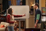 The Big Bang Theory – Sheldon (Jim Parsons, r.) fühlt sich verloren, nachdem eine seiner Lieblingsserien zu früh abgesetzt wird. Amy (Mayim Bialik, l.) versucht daraufhin, ihm bei seinem zwanghaften Drang, etwas unbedingt abschließen zu müssen, zu helfen. Doch wird es ihr gelingen?