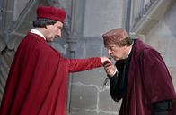 Die Puppenspieler - Aus dem Feuer – Kardinal Della Rovere (Rainer Bock, li.) empfängt den Kaufmann Jakob Fugger (Herbert Knaup).
