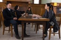 Elementary – Bei den Ermittlungen in einem neuen Fall: Holmes (Jonny Lee Miller, l.) und Watson (Lucy Liu, r.) ...