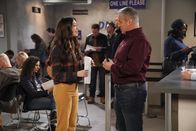 Man with a Plan – Kate Burns (Grace Kaufman, l.); Adam Burns (Matt LeBlanc, r.)