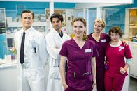 Bettys Diagnose – v.l.n.r.: AiWler Tobias Lewandowski (Eric Klotzsch), Dr. Marco Behring (Maximilian Grill), Betty (Bettina Lamprecht), Lizzy (Theresa Underberg) und Talula (Carolin Walter) Honorarfrei - nur für diese Sendung bei Nennung ZDF und Martin Valentin Menke