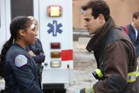 Chicago Fire – Er sorgt sich um sie: Adriyan Rae als Gianna Mackey, Alberto Rosende als Blake Gallo