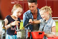 Schmatzo – Theresa, Anna und Alexander Kumptner beim Kochen.