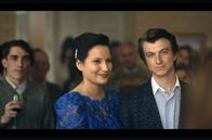 Little Bird – Esther Rosenblum (Darla Contois) und ihr Verlobter David (Rowen Khan) am Tag ihrer Verlobungsfeier