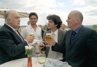 Wen die Liebe trifft ... – Hausarzt Dr. Daniel Weiss (Fritz Karl, 2. von links) trifft auf der Hochzeitsfeier den Autohändler Otto Schulz (Martin Lüttge, links) und Porzellanhersteller Henry Rhomberg (Hanns Zischler, rechts), bedient werden sie von dem Barkeeper Marco (Simon Verhoeven).