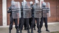 Gefängnisse – Das Training der Wärter findet gezielt abseits der Gefängnismauer statt um ihre Einsatz-Strategie geheim zu halten. Ein Teil der Spezialeinheit der Gefängnis-Polizei ist immer in Bereitschaft, falls es zu Ausschreitungen oder Schlägereien kommt. Zu ihren Waffen zählen Schutzschild, Handschellen und ein Schlagstock.