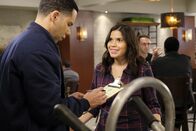 Superstore – Alex (Vladimir Caamano, l.); Amy (America Ferrera, r.)
