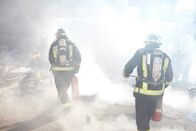 Mayday - Alarm im Cockpit – Feuerwehrleute löschten das Feuer des brennenden Flugzeugs nach dem Unfall.