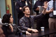 Brooklyn Nine-Nine – Rosa Diaz (Stephanie Beatriz, l.); Jake Peralta (Andy Samberg, r.)
