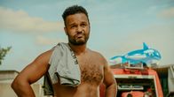 neoriginal: Tschappel – Feuerwehrkommandant Andi (Lukas 'Cossu' Staier) schaut etwas skeptisch auf den "Pool", den die Jungs aus der Güllegrube gebaut haben.