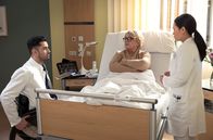 In aller Freundschaft – Dr. Ilay Demir (Tan Caglar, li.) lässt es keine Ruhe, dass seine ehemalige Patientin Claudia Kössler (Saskia Vester, mi.) wieder in der Klinik liegt und nun von Dr. Lilly Phan (Mai Duong Kieu, re.) behandelt wird. Als Ilay dennoch im Zimmer auftaucht, wird Claudia Kössler richtig aggressiv. Sie geht von einem Behandlungsfehler Ilays aus und er könne sich schon auf eine Anzeige vorbereiten.